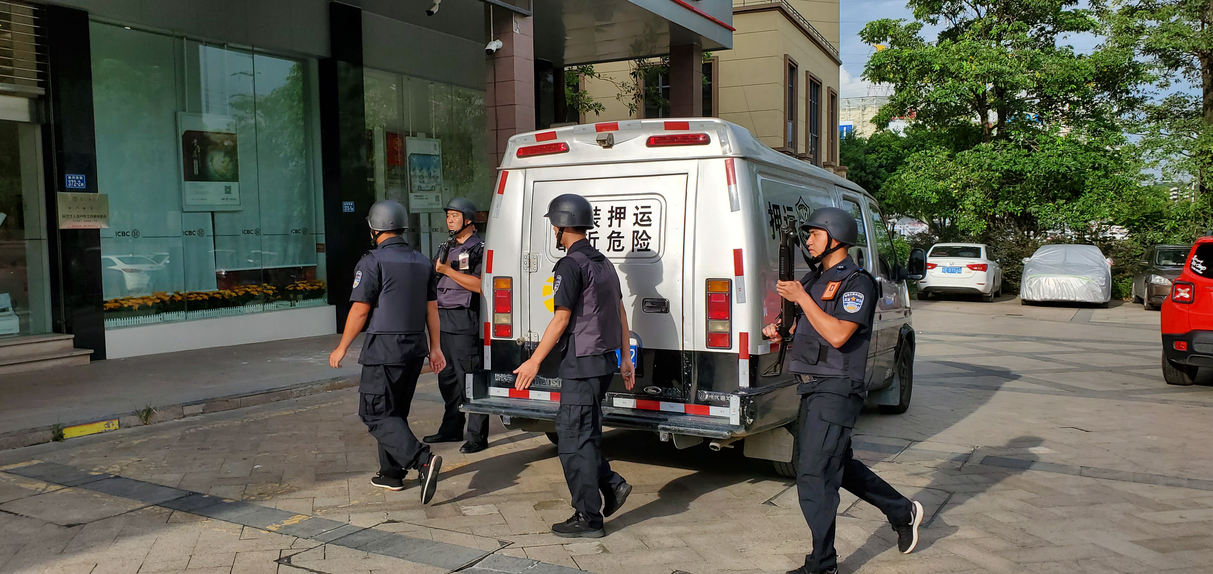 运钞车在从县城返回市区缴款途中,行驶至工商银行城西支行网点门口后
